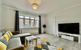 Stylish 3 Bed Chigwell Home With Free Parking